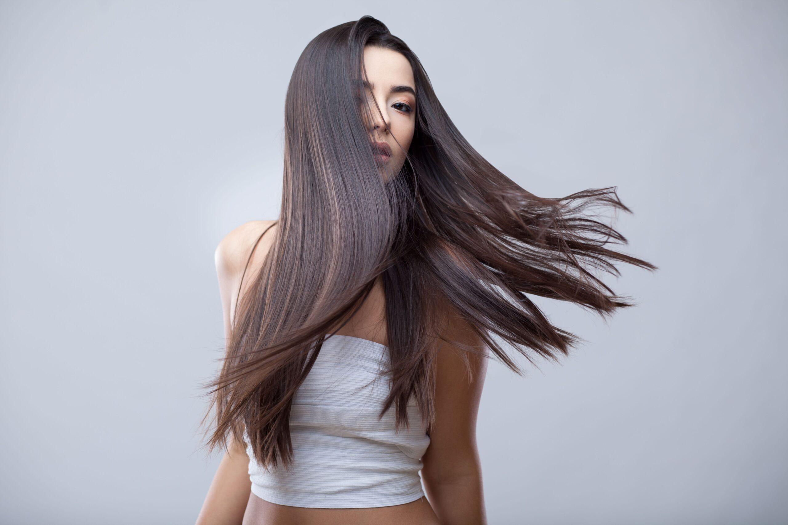 Eine Frau mit langen dunkel braunen Haaren