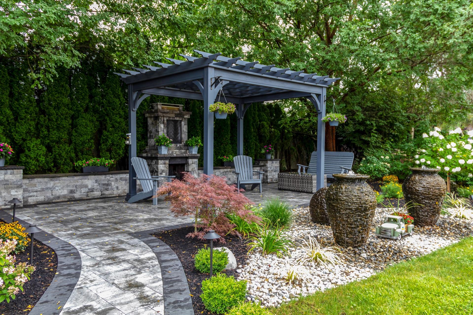 Pavillon wetterfest mit Kamin im Garten
