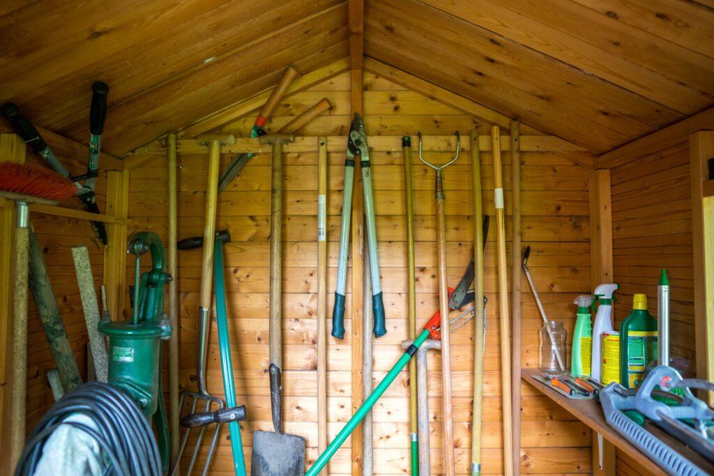 Pavillon wetterfest ersetzt durch Holzschuppen mit Werkzeug
